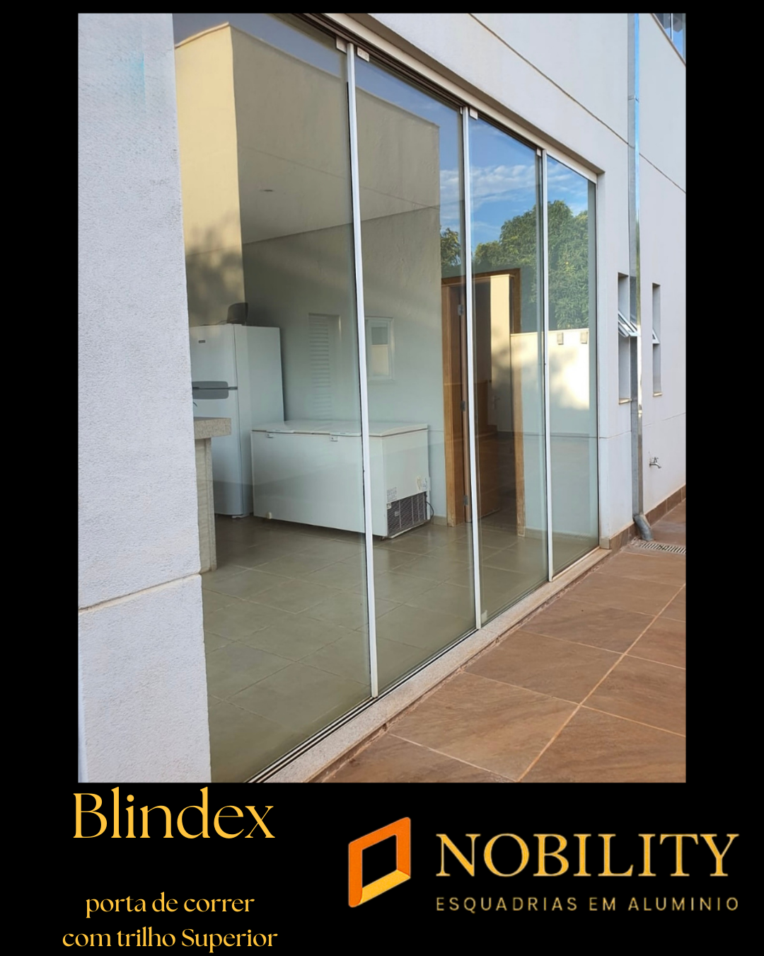 Porta de correr com trilho superior